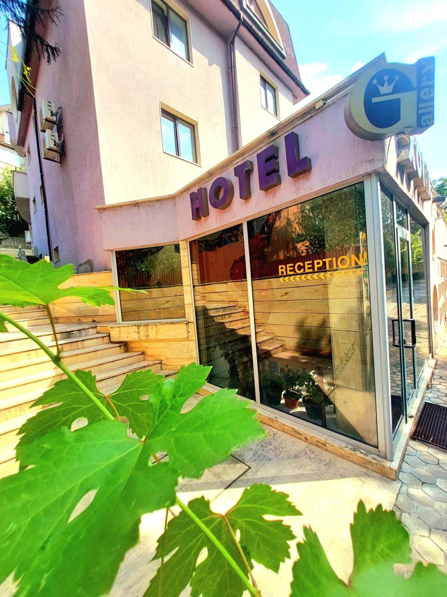 פלבן Family Art Hotel Gallery מראה חיצוני תמונה